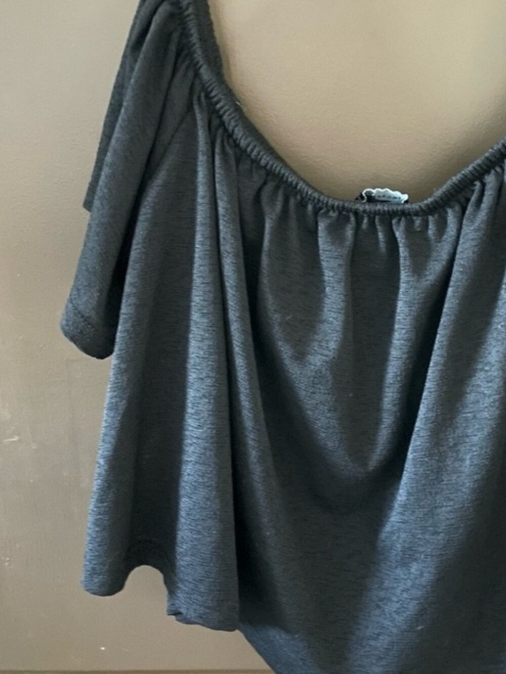 Black Ruffled Crop Top Short Sleeve Round Neck Draped Size 2 - Picture 2 of 2